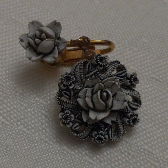 Vintage Black and White Molded Celluloid Flower Earrings - Picture 4 of 6